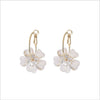 Color-preserving gold and white flower earrings