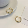 Pair of gold earrings / no specification