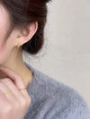 A pair of s925 silver needle silver stud earrings